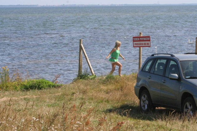 Nad zatoką stanął płot i tablice zakazujące spacerów