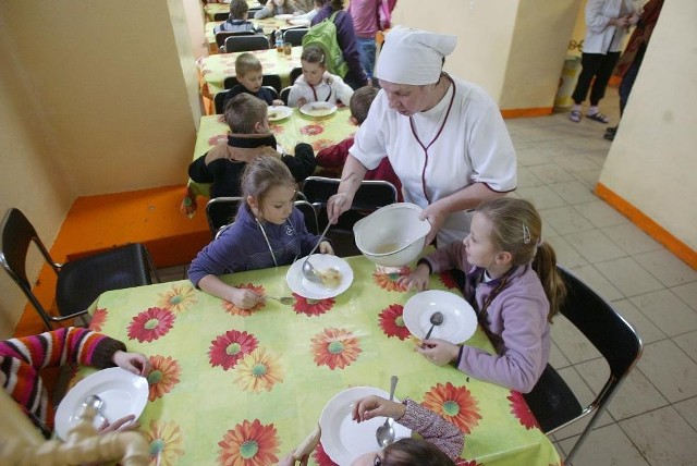 Posiłek w szkole przysługuje dziecku z rodziny spełniającej kryteria dochodowe.
