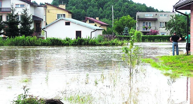 W Skrzyszowie, najbardziej doświadczonym przez ubiegłotygodniowe ulewy, zalanych zostało ok. 40 budynków, drogi i uprawy