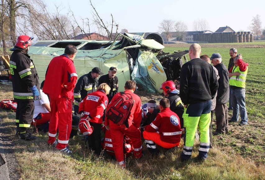 Sześcioro dzieci i kierowca zostało rannych w wypadku busa...