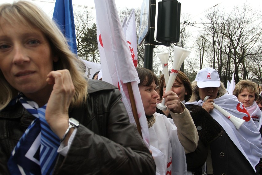 Kraków: wielka manifestacja pod Pocztą Główną [ZDJĘCIA, VIDEO]