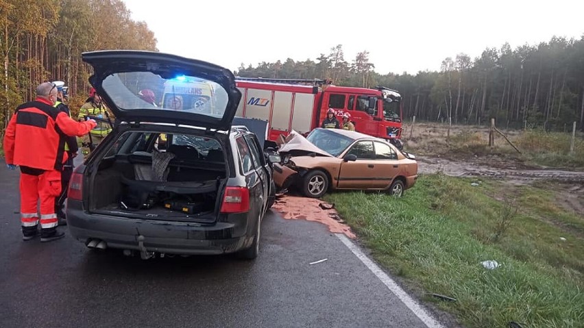 Auta kompletnie rozbite, są poszkodowani. Koszmarna czołówka pod Goleniowem