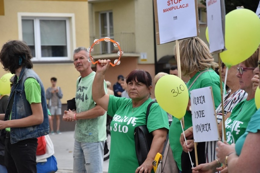 Nauczyciele, rodzice i uczniowie manifestowali przed ratuszem [ZDJĘCIA]