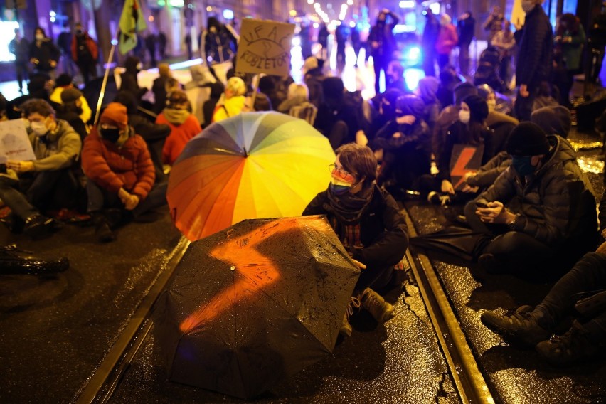 Strajk Kobiet w Krakowie. Demonstranci poszli pod siedzibę...