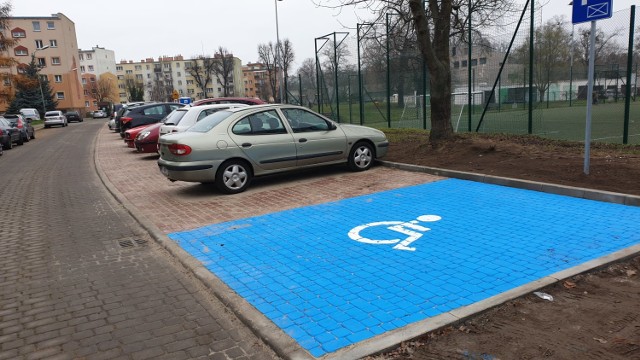 Mieszkańcy ulicy Konopnickiej doczekali się miejsc parkingowych z prawdziwego zdarzenia.