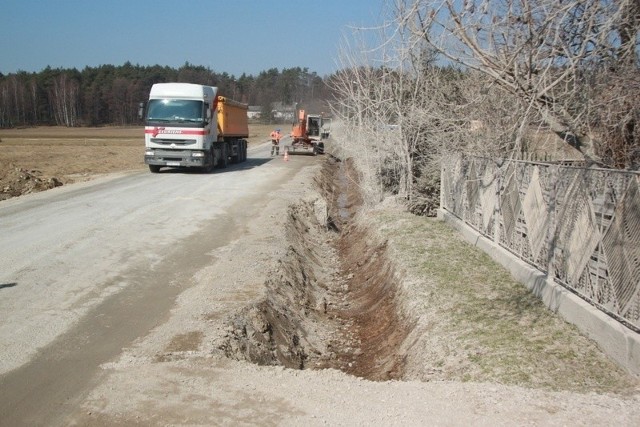 Drogi wzdłuż budowanej A4 między Tarnowem a Dębicą wyglądają katastrofalnie 