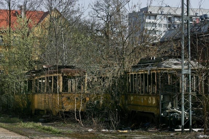 Cmentarzysko tramwajów we Wrocławiu. Zobacz jak niszczeją zabytki (ZDJĘCIA)