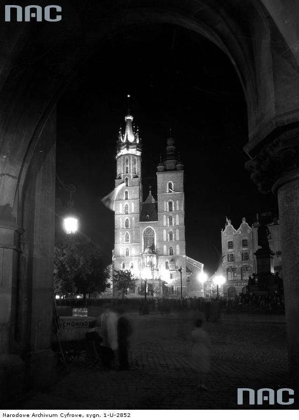 Kraków. Plac Mariacki 5. Kościół Mariacki Wniebowzięcia...