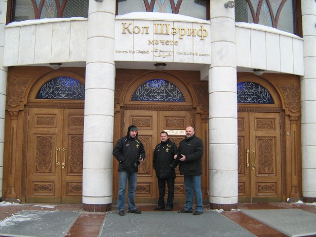 Konrad Piechocki, Grzegorz Stawinoga i Andrzej Lewandowski zwiedzali meczet na kazańskim Kremlu.