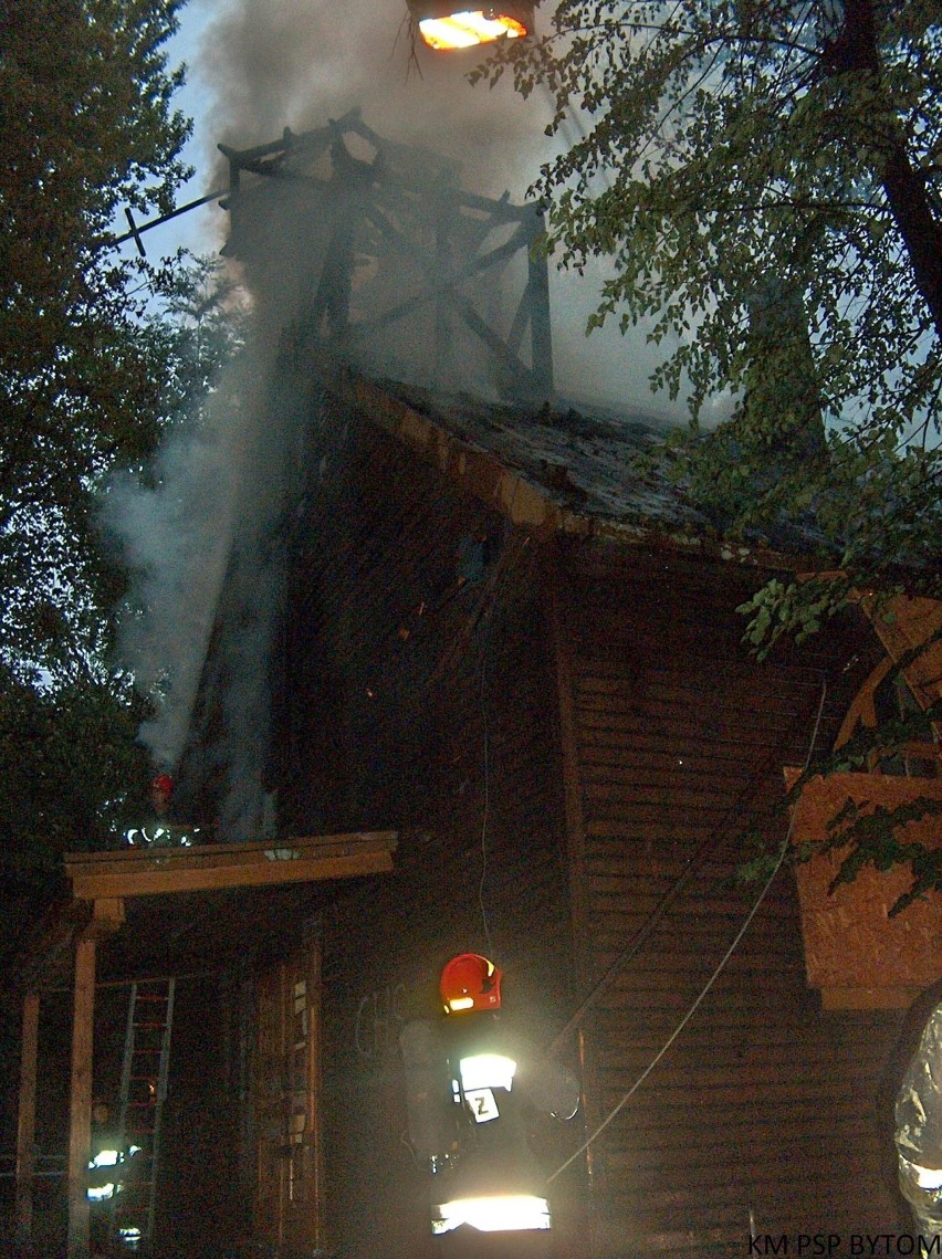 Bytom : Kościółek w Bobrku stanął w płomieniach. Straż już go gasi