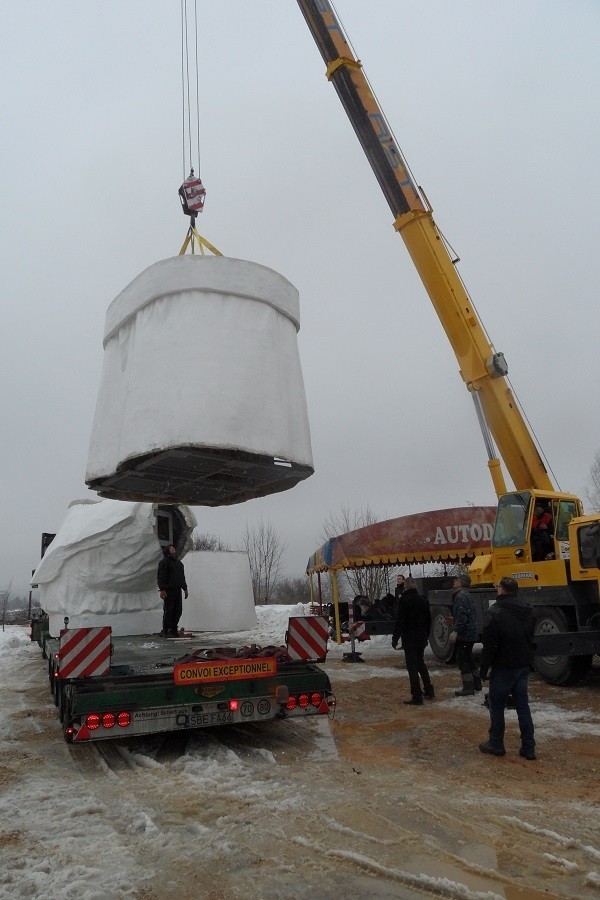 Częstochowa: Pomnik Jana Pawła II kompletny. Montaż od jutra! [ZDJĘCIA i WIDEO]