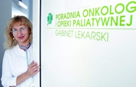 Fot. Dariusz Gdesz Ewa Kilar od lat prowadzi w Świdnicy poradnię onkologiczną. Jest kobietą pełną pasji, a jej radość udziela się innym.