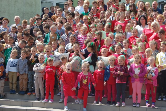 Wczoraj przy SP w Kołaczkowie otwarte zostało nowe boisko wielofunkcyjne. To kolejny tego typu obiekt w gminie Szubin.

>> Najświeższe informacje z regionu, zdjęcia, wideo tylko na www.pomorska.pl 