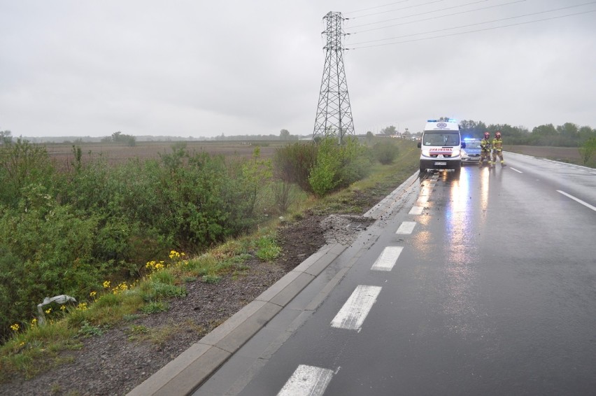 Wypadek na obwodnicy Śremu. Citroen spadł z nasypu narogi...