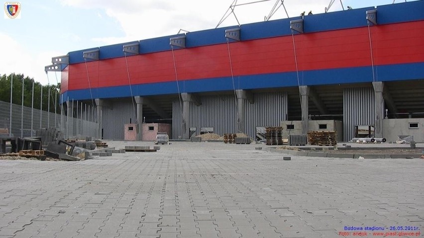 Gliwice: Stadion Piasta jest już niebiesko-czerwony i ma murawę [ZDJĘCIA]