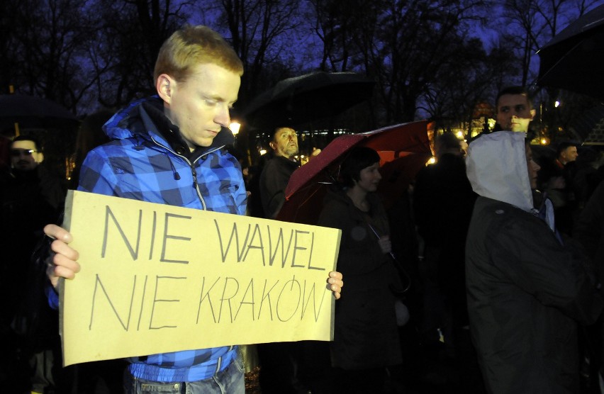 Kraków protestuje: &quot;Pochówek na Wawelu to profanacja&quot; (ZDJĘCIA)