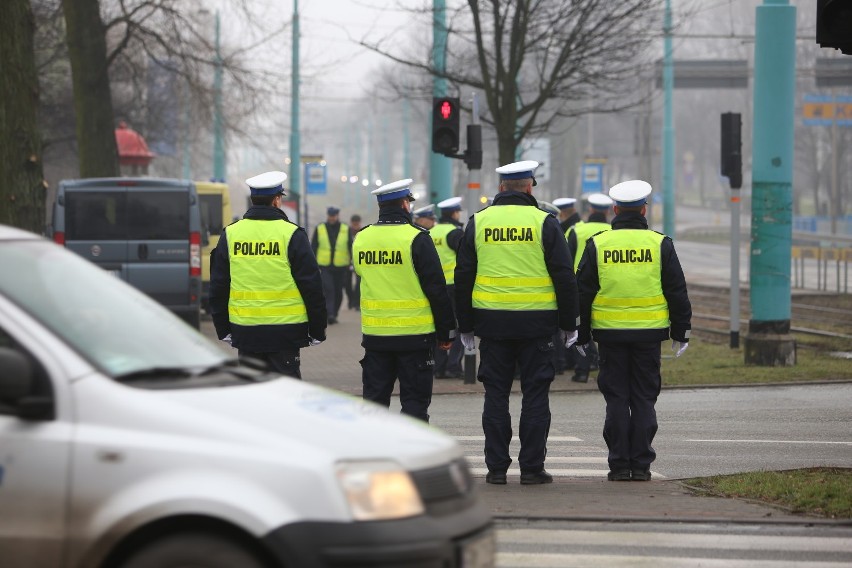 Bądźcie rozważni! Trwa "Akcja Znicz" 2016. Policja zwiększyła kontrole [VIDEO]