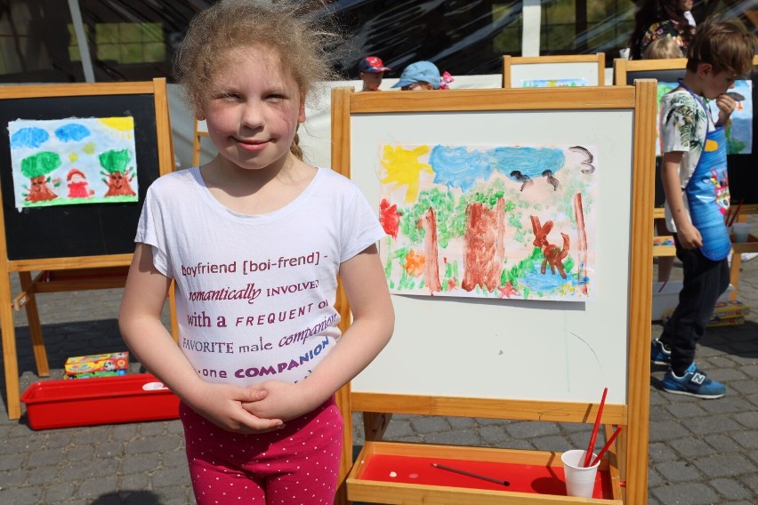 Konkurs „Wiosenne malowanie” z PP 9 w Radomsku. Dzieci na plenerze w ośrodku Malutkie Resort. ZDJĘCIA