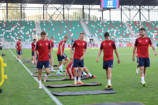 Piłkarze Rakowa w poniedziałek trenowali na stadionie w Sosnowcu.