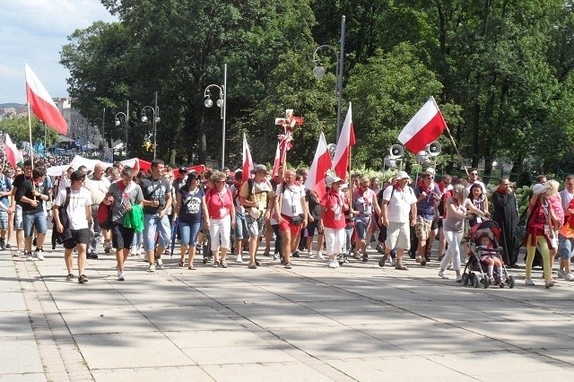 Pielgrzymka Diecezji Sosnowieckiej na Jasną Górę w pełnym słońcu! [ZDJĘCIA]