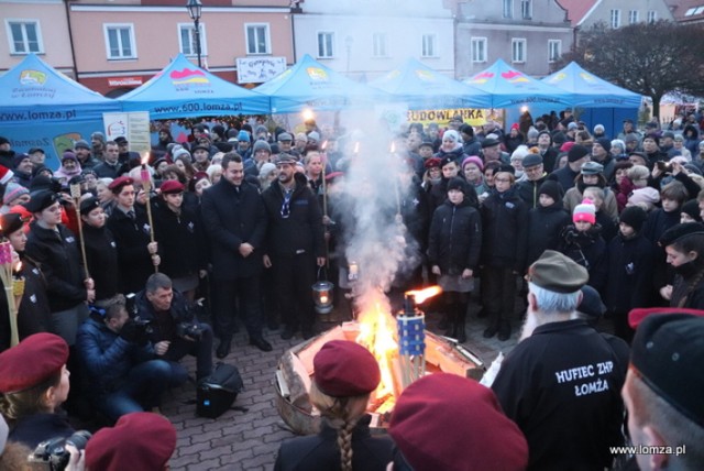 Ogień z groty narodzenia Pańskiego, jest symbolem wzajemnego zrozumienia ludzi i narodów oraz znakiem nadziei i życia bez konfliktów.