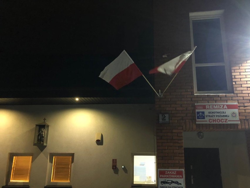 Druhowie z OSP Chocz wywiesili biało-czerwone flagi