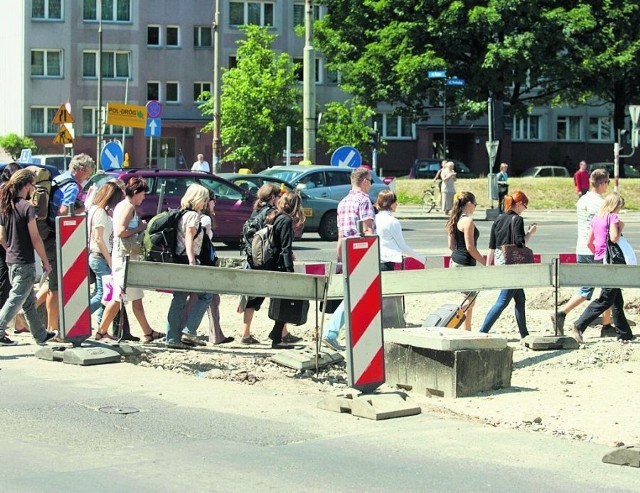 Takim przejściem idzie się teraz na perony od strony Arkad