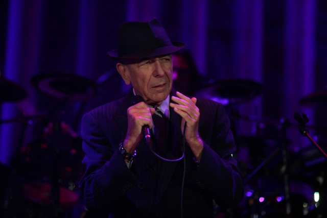 W czwartek po południu Leonard Cohen ląduje na lotnisku w Łodzi.