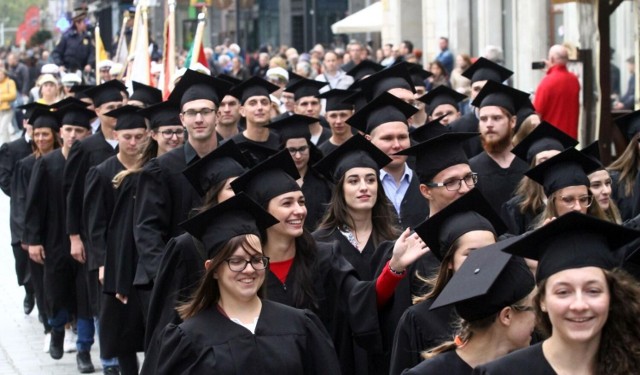 Jakie kierunki studiów cieszyły się największym zainteresowaniem przyszłych studentów? Poruszaj się za pomocą STRZAŁEK lub GESTÓW w smartfonie.  