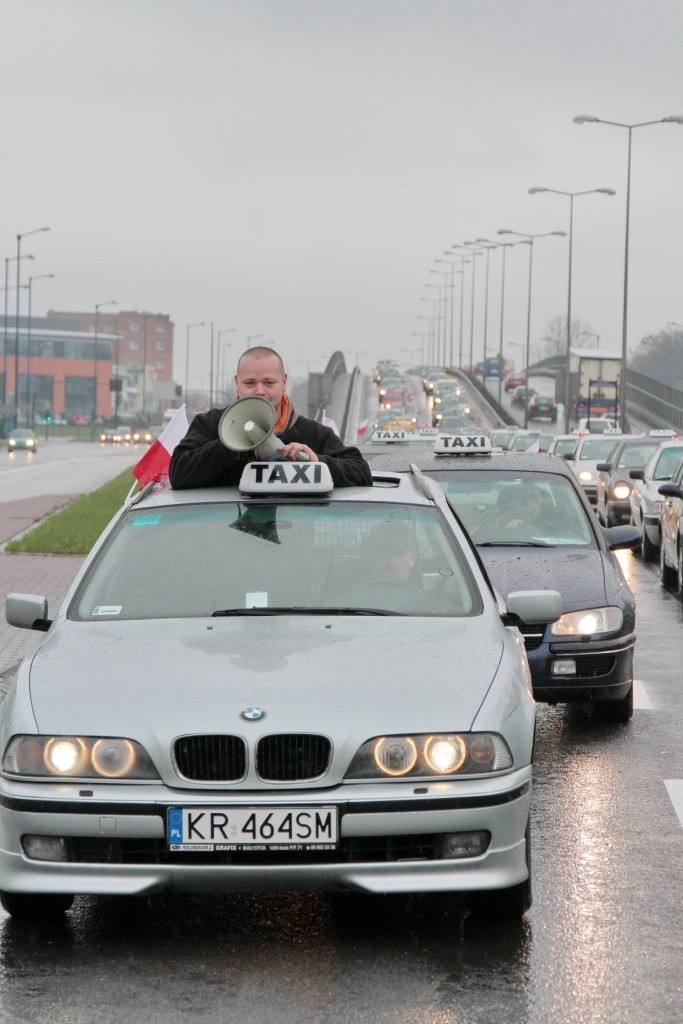 Kraków: protest taksówkarzy. Zablokowali centrum miasta [ZDJĘCIA]