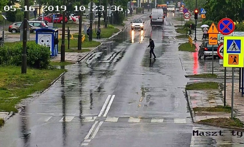 Piesi w oku monitoringu - to niewiarygodne co wyprawiają mieszkańcy Bydgoszczy na jezdni [zdjęcia]