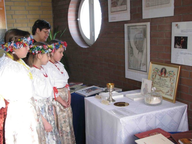 Karolina Sosna, Natalia Gaura, Kinga Promny wraz z katechetką Magdaleną Gajdą oglądają eksponaty