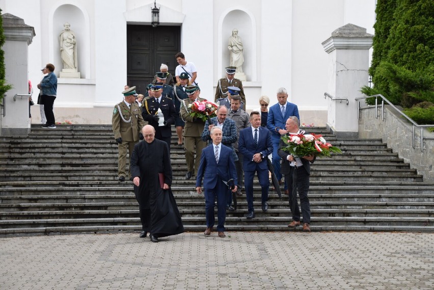 Sokólskie obchody 77. rocznicy  Obławy Augustowskiej. Najpierw modlitwa za ofiary, potem zapalenie zniczy i złożenie wieńców