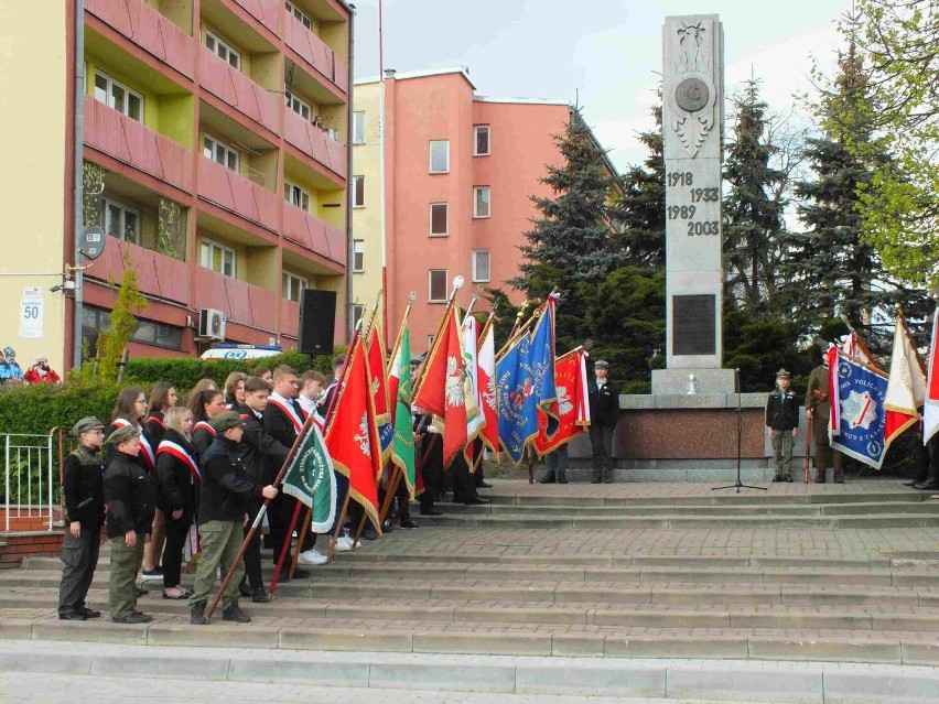 Poczty sztandarowe przed Pomnikiem Niepodległości w...