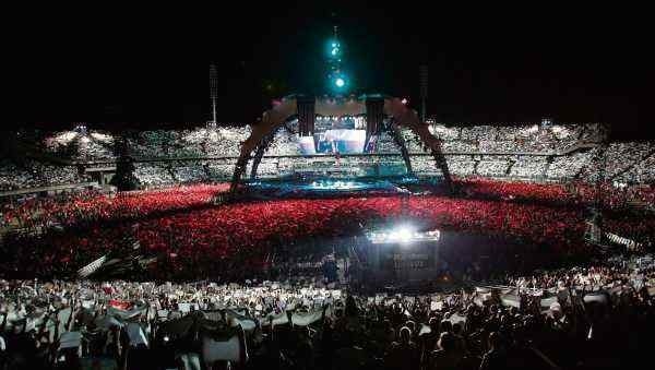 Podczas koncertu grupy U2, Stadion Śląski stał się biało-czerwony, dzięki fladze stworzonej przez wszystkich fanów
