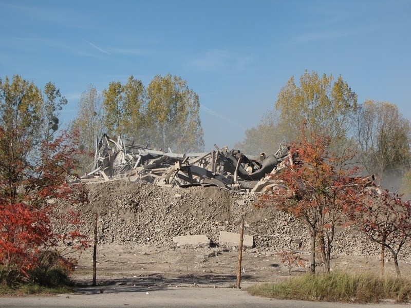 Jelcz-Laskowice: Wieżowiec legł w gruzach (ZOBACZ FILMY I ZDJĘCIA)