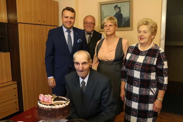 W dniu setnych urodzin Zygmunta Bieleckiego odwiedził prezydent Starachowic Marek Materek.