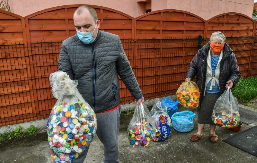 Pascal na ratunek. Szkoła pomaga choremu Adrianowi oraz zwierzętom. Zbierasz nakrętki? Oddaj do Pascala i zdobądź podwójną korzyść!