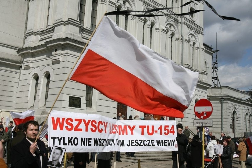 Łódź: przemarsz ku czci ofiar smoleńskich (ZDJĘCIA)