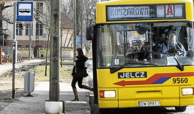 Autobusy linii A z alei Piastów na Koszarową cieszą się wielką popularnością wśród studentów