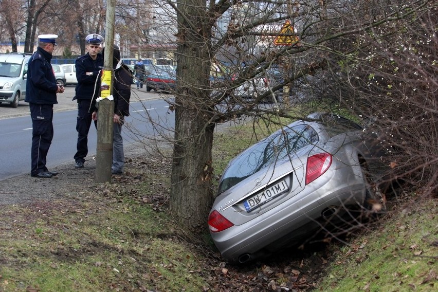 Wrocław: Wjechał do rowu na ul. Bystrzyckiej (ZDJĘCIA)