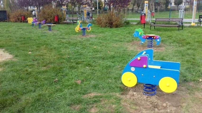 Nowe wyposażenie w parku przy "wielorybku" w Radomsku