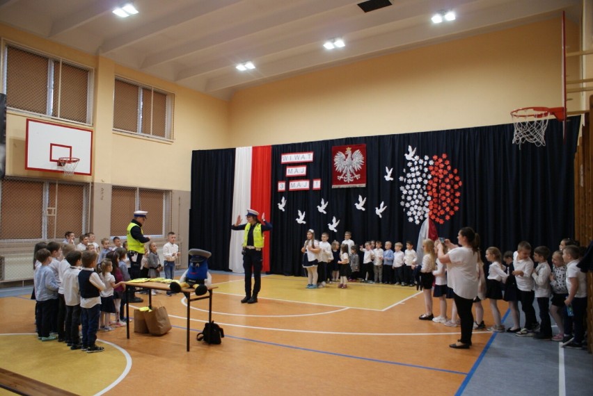 "Komisarz Błysk" i policjanci gościli w Szkole Podstawowej nr 2 w Wieruszowie