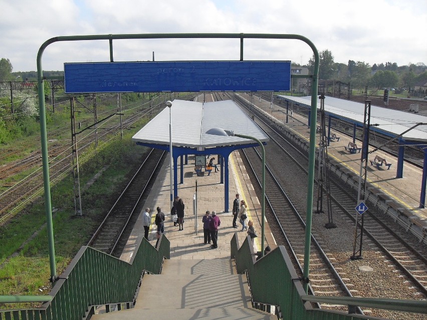 Dworzec  w Łazach - podróżni czekają na pociąg