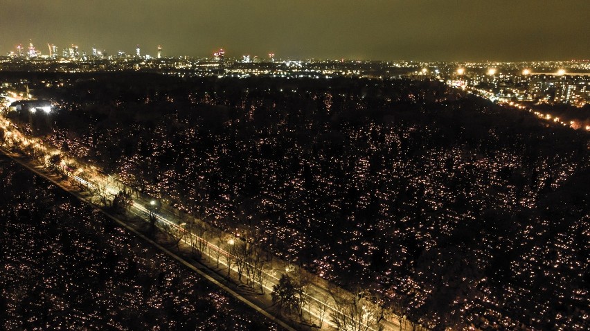 Cmentarz Bródnowski nocą. Widok z drona. Trzy niesamowite...