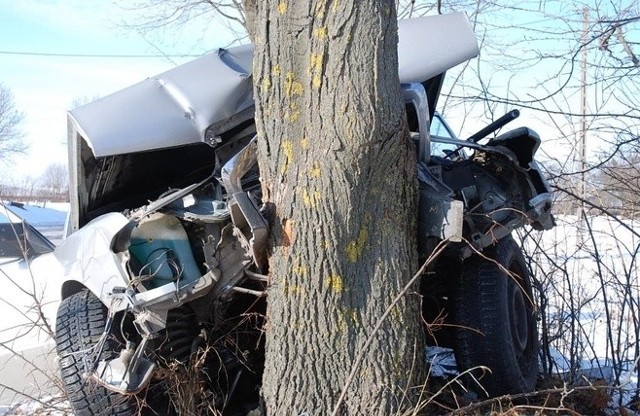 Wypadek w Mościskach Dużych. 28 stycznia kierowca mercedesa stracił panowanie nad kierownicą, zjechał z drogi i uderzył w drzewo. Autem podróżowała także jego żona. Oboje mimo reanimacji zmarli. Wypadek w Mościskach Dużych: Dwie osoby nie żyją