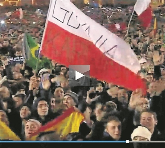 Flaga, trzymana przez pochodzącą z Gdyni Aleksandrę Błasiak