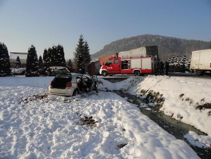 Dąbrowa: zderzenie trzech pojazdów, troje poszkodowanych