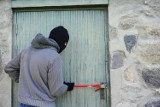 Te znaki na murach domów i kamienic mogą zostawiać złodzieje. Co oznaczają te symbole na ścianach? [galeria]