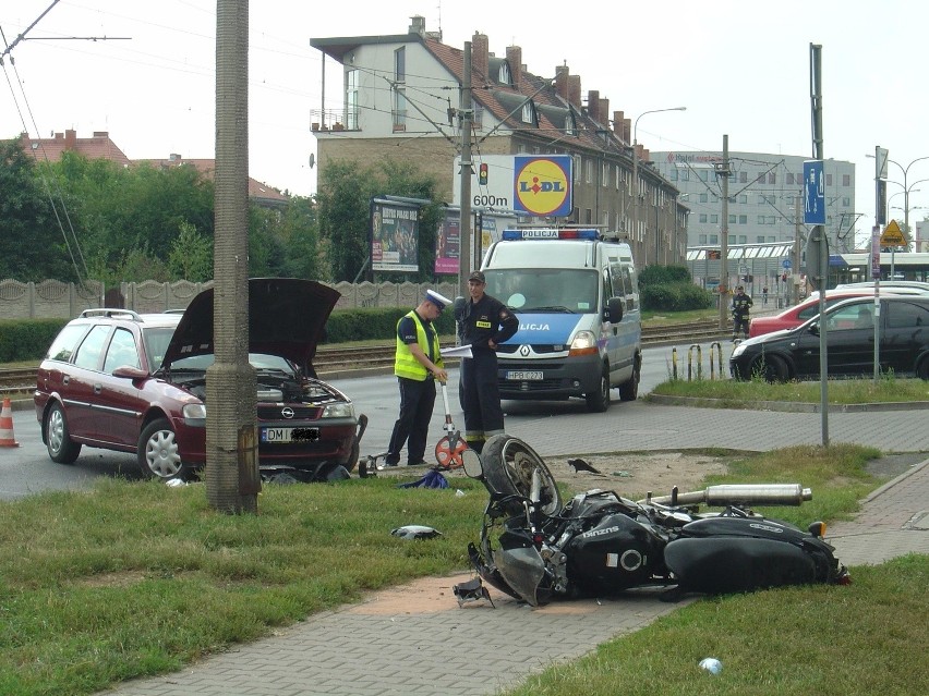 Wrocław: Motocyklista podczas wyprzedzania zderzył się autem (ZDJĘCIA)